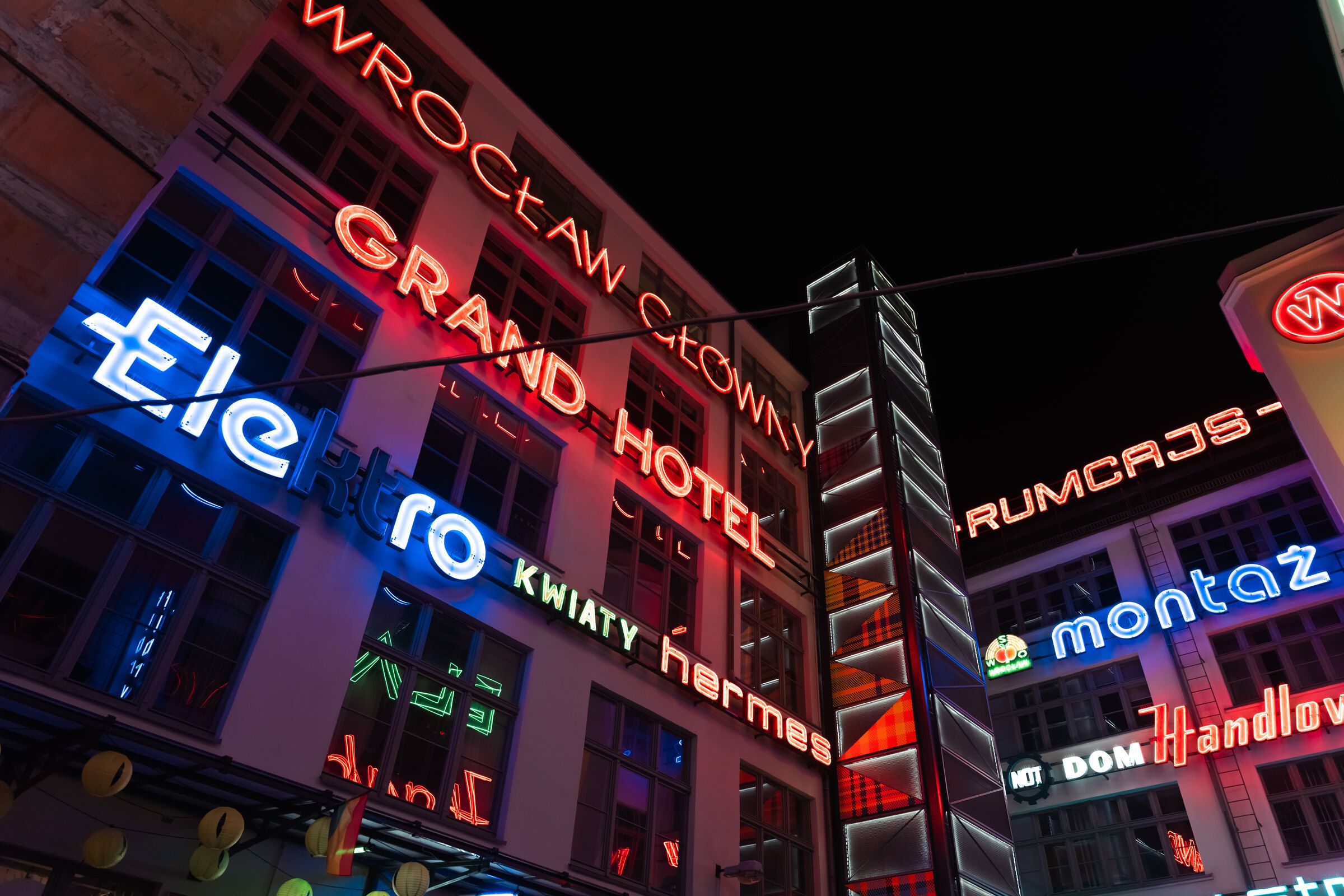 Noční neony hotelů a obchodů ve Wrocławi